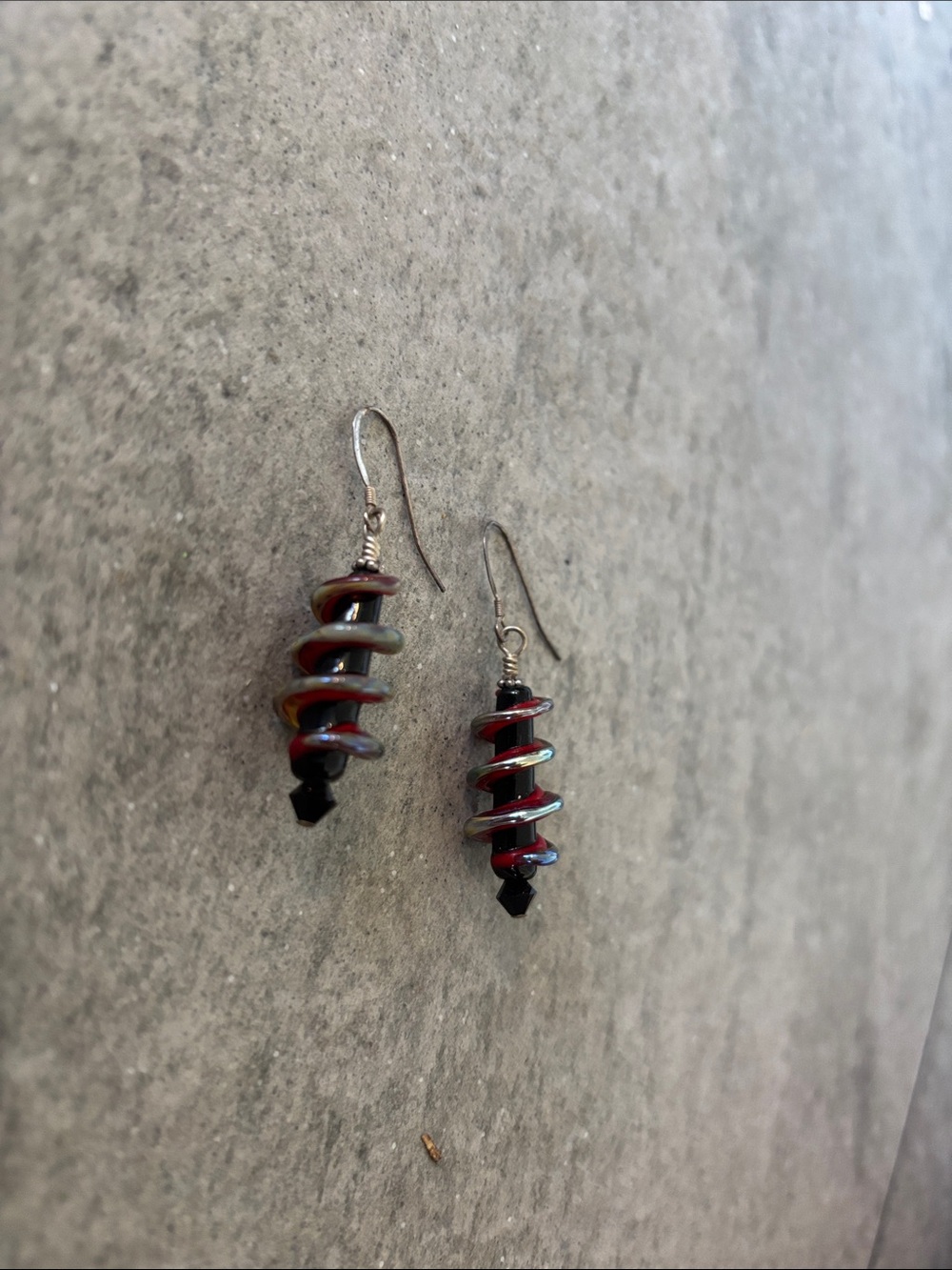 Vintage Spiral red black silvery color dangly dangling ART GLASS Crystal earring - Picture 2 of 7